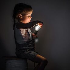 Девочка держит лампу